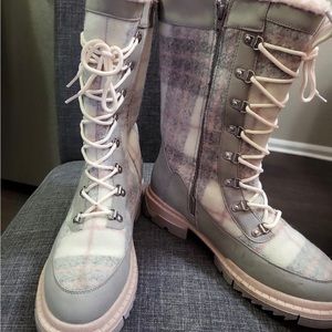 Super cute winter boots. They run kinda big on me.